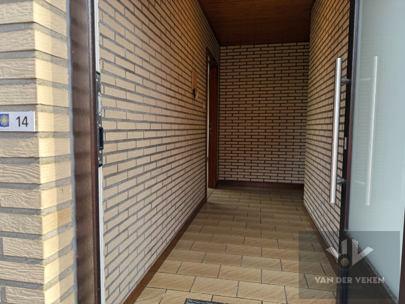 Te renoveren, ruim, centraal en toch rustig gelegen glvl 2-slpkapp met ruim terras nabij centrum Halveweg Zonhoven - foto 4