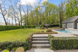 Deze charmante villa (Mi Casa) is gelegen op een perceel van 28 are in het gerenommeerde Bois de Strihoux. De nabijheid van Golf Club Enghien, het centrum van Edingen en de E429 gelden als extra troef. <br /><br />De woning opgebouwd in 2007, heeft een bewoonbare oppervlakte van 320 m² en is als volgt ingedeeld:<br /><br />0: inkomhal met gastentoilet en vestiaire, woonkamer met open haard, eetkamer, open leefkeuken met eethoek uitgerust met Miele toestellen en wasberging, technische ruimte, en overdekt terras.<br /><br />+1: twee slaapkamers met douchekamer, apart toilet, master bedroom met terras, dressing en badkamer ensuite.<br /><br />+2: twee slaapkamers, op heden gebruikt als bureel.<br /><br />Verder is er een poolhouse met kitchenette, polyvalente ruimte, een douchekamer en een slaapgelegenheid op de mezzanine. Daarenboven is er nog een dubbele carport met fietsenberging. <br /><br />Kortom een energiezuinige woning op een prachtig aangelegd perceel van 2.857 m² met verschillende zonneterrassen, een petanquebaan en een verwarmd zwembad, en dit op een residentiële toplocatie.