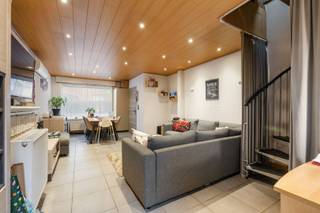 Deze gezellige en gerenoveerde woning is centraal gelegen in de Hogenakkerstraat te Sint-Niklaas, op korte afstand van winkels, scholen,...