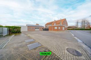 Op een centrale ligging in Vlamertinge, tussen Poperinge en Ieper, bevindt zich dit uitzonderlijk pand te koop met tal van mogelijkheden. Deze...