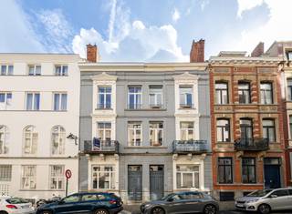 1000 BRUSSEL (Dautzenbergstraat 74) - Op een uitstekende locatie op de grens tussen Brussel en Elsene, tussen de Louizalaan en het Falgeyplein, vlakbij kleine winkels, openbaar vervoer, scholen, ... TREVI biedt u een prachtige woning in neorenaissancestijl aan, gerenoveerd in 2008 en voorzien van alle nodige comfort. De woning is als volgt ingedeeld: marmeren inkomhal, mooie, volledig uitgeruste keuken met bijkeuken, eetkamer en woonkamer met hoge plafonds en een grote erker die uitkijkt op de tuin op het zuiden. De 1e en 2e verdieping zijn op dezelfde manier ingedeeld, met een nachthal, 2 slaapkamers en 1 badkamer. Op de 3e verdieping + zolder zijn 2 slaapkamers en 1 badkamer ingericht, wat perfect geschikt zou zijn voor een jong meisje dat bij haar vader woont of als klein appartement. Gerenoveerd rond 2008, gascondensatieketel (2020), dubbele beglazing, waterontharder (2018), ... Het huis is bij de overdracht direct bewoonbaar. PEB: G (404 kWh/m²/an et 81 kg CO²/m²/an). Meer informatie en bezichtiging bij Louis op 0477 57 98 87 of via e-mail LMEERT@TREVI.BE