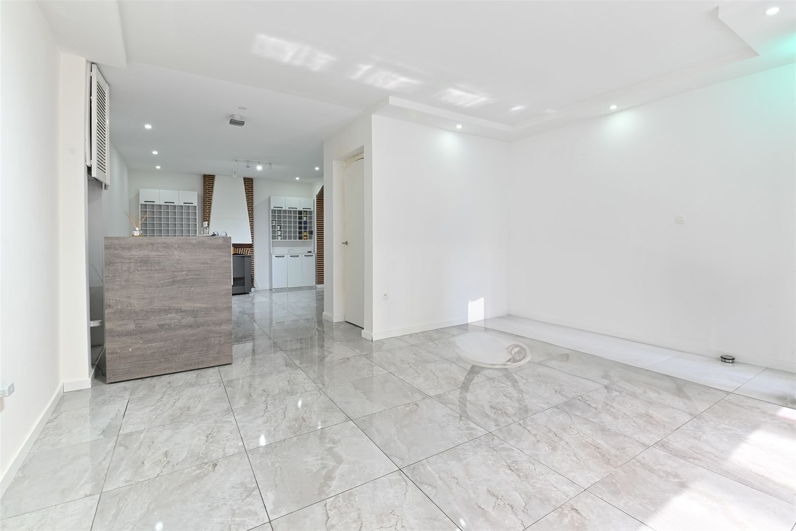 Commercial à louer à Saint-Nicolas avec 1 chambre - photo 5