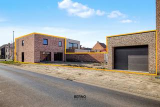 De vermelde prijs is volledig AFGEWERKT (excl. tuinafwerking, BTW en verkooprechten).<br /><br />Ontdek deze prachtige nieuwbouwwoning in de Driesstraat 136 te Zele – een ideale combinatie van modern comfort, energiezuinigheid en ruimte.<br /><br />Deze kwalitatief afgewerkte woning biedt een royale bewoonbare oppervlakte van maar liefst 177m² en wordt gebouwd met oog voor detail en duurzaamheid.<br /><br />Als BEN-woning (Bijna-Energie-Neutraal) geniet u van een uitzonderlijk laag energieverbruik en een aangenaam woonklimaat, het hele jaar door.<br /><br />De woning is uitgerust met een energiezuinige warmtepomp, comfortabele vloerverwarming en een centraal ventilatiesysteem (type D), wat zorgt voor een efficiënte en gelijkmatige warmteverdeling. De ruime indeling maakt het geheel bijzonder leefbaar en perfect afgestemd op hedendaagse woonbehoeften.<br /><br />Buiten wacht u een mooie tuin waar u in alle rust kunt ontspannen en genieten van het buitenleven.<br /><br />Bovendien beschikt de woning over een uitzonderlijk grote garage van 40 m² – ideaal voor meerdere wagens, opslag of hobbyruimte.<br /><br />Kortom, deze woning biedt alles wat u zoekt: kwaliteit, ruimte, energiezuinigheid en een uitstekende ligging. Een unieke kans voor wie zorgeloos en toekomstgericht wil wonen in Zele!<br /><br />Deze woning wordt afgewerkt tegen akte en is dus onmiddellijk beschikbaar.<br /><br />Voor meer info en/of een bezoek ter plaatse kan u terecht bij Xavier via het nummer 052 20 24 40 of per mail naar xavier@berno.be.