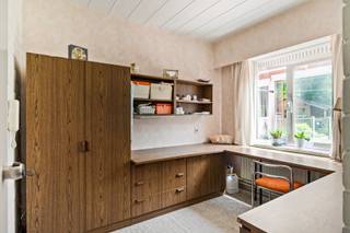 Deze praktisch ingedeelde woning biedt verrassend veel ruimte en is ideaal voor gezinnen of kandidaat-kopers die op zoek zijn naar een woning met potentieel op een gunstige locatie. Dankzij de inpandige garage, zonnige tuin en drie slaapkamers beschikt deze woning over alle troeven voor comfortabel wonen.<br /><br />Indeling: Gelijkvloers: Via de inkomhal met ingemaakte kast betreedt u de woning. Op deze verdieping bevindt zich een eerste slaapkamer en een badkamer uitgerust met lavabomeubel, douche en toilet. Verder beschikt de woning over een inpandige garage met sectionale poort, uitgietbak en aansluiting voor wasmachine. Achteraan bevindt zich de veranda, die een aangename verbinding vormt tussen de woning en de zonnige tuin.<br /><br />Eerste verdieping: De eerste verdieping omvat een apart toilet, een ruime woon- en eetkamer op parketvloer en een keuken voorzien van dubbele spoeltafel, keramische kookplaat, dampkap en oven. Daarnaast bevindt zich op deze verdieping een tweede slaapkamer.<br /><br />Tweede verdieping: Via de nachthal bereikt u de derde slaapkamer, die aan beide zijden beschikt over handige zolderruimtes. Verder is er nog een aparte berging/zolderkamer aanwezig.<br /><br />Troeven: 3 slaapkamers - Inpandige garage met sectionale poort - Zonnige tuin met veranda - EPC B<br /><br />Bent u op zoek naar een woning met ruimte, een tuin en garage op een goede locatie? Dan is deze woning zeker een bezoek waard.