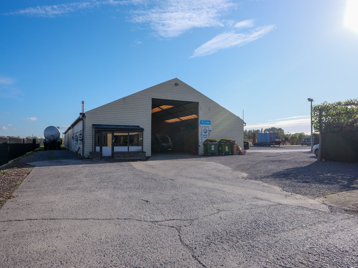 Warehouse (800 m²) with house (381 m²) for sale in Merelbeke - photo 2