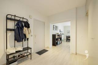 <p><span>In de Heilige Geeststraat bevindt zich dit gerenoveerde gelijkvloers appartement met een bewoonbare oppervlakte van 87 m². Dankzij de combinatie van de ruime indeling, grote ramen en de eigentijdse afwerking biedt het appartement een aangename woonomgeving.</span></p><p><span>Via de ruime inkomhal, voorzien van een grote vestiaire, kom je binnen in het appartement. Via de inkomhal heb je toegang tot ruime leefruimte. Dankzij de grote raampartijen valt hier veel natuurlijk licht binnen en is er voldoende plaats voor zowel een grote eettafel als een comfortabele zithoek.</span></p><p><span>De keuken is praktisch ingericht en biedt bovendien toegang tot het terras, een fijne extra buitenruimte. Verder beschikt het appartement over een ruime slaapkamer, een afzonderlijk toilet en een moderne badkamer met inloopdouche. </span></p><p><span>Ook praktisch is er aan alles gedacht. Het appartement beschikt over een ruime private kelderberging en er is een gemeenschappelijke fietsenstalling in de kelder. Deze is bovendien gemakkelijk bereikbaar via de achterzijde van het gebouw, zodat de fiets vlot binnen en buiten kan worden gebracht.</span></p><p><span>Een ruime garagebox achteraan het gebouw maakt het geheel compleet. Deze garagebox is verplicht mee aan te kopen voor </span><span>28.000</span><span> euro.</span></p><p><span>Dankzij de ruime leefruimtes, moderne afwerking, het terras en de extra bergruimte met garagebox is dit een bijzonder compleet appartement voor wie comfortabel en praktisch wil wonen in het centrum van Leuven. </span></p><p><span> </span></p><p><span>Interesse in dit appartement? Contacteer ons via 016 15 31 15 of info@immolivit.be.</span><span> </span></p><p><span> </span></p><p><span> </span></p>