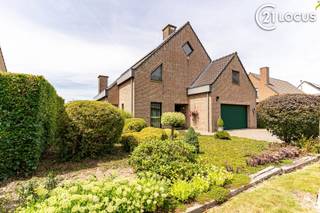 <p>In een rustige en gegeerde residentiële wijk van Vrasene vindt u deze uitstekend onderhouden villa, waar ruimte, comfort en energiezuinigheid harmonieus samenkomen. Dankzij de royale leefruimtes, kwalitatieve afwerking en uitstekende ligging vormt deze woning de ideale thuisbasis voor wie op zoek is naar comfortabel wonen in een groene omgeving.<br /><br />De ruime inkomhal leidt u naar de lichtrijke leefruimte van ca. 50 m², waar grote raampartijen zorgen voor een aangename lichtinval en een mooi uitzicht op de zonnige tuin. De sfeervolle open haard creëert extra warmte en gezelligheid. Aansluitend bevindt zich de volledig geïnstalleerde keuken, die perfect aansluit op het dagelijkse gezinsleven.<br /><br />Met vier volwaardige slaapkamers, een ruime badkamer met ligbad en douche, een praktische wasplaats, kelder en zolder biedt deze villa alle ruimte die een gezin nodig heeft. De dubbele inpandige garage met automatische poort vervolledigt het comfort.<br /><br />Ook technisch is deze woning uitstekend uitgerust. De combinatie van een warmtepompboiler, zonnepanelen, een conforme elektrische installatie en een gunstig EPC-label B (154 kWh/m²/jaar) zorgt voor een energiezuinige woning die klaar is voor de toekomst.<br /><br />De verzorgde, zuidwest georiënteerde tuin en het zonnige terras vormen een heerlijke plek om in alle rust te genieten van het buitenleven. Dankzij de rustige ligging, met winkels, scholen, openbaar vervoer en belangrijke invalswegen in de onmiddellijke omgeving, geniet u hier dagelijks van het beste van twee werelden.<br /><br />Een kwalitatieve villa met royale leefruimtes, moderne energietechnieken en een uitstekende ligging met prachtig uitzicht op de weides. Maak vandaag nog een afspraak en ontdek zelf wat deze bijzondere woning te bieden heeft.</p>