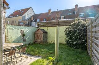 Charmant herenhuis met 5 volwaardige slaapkamers en een zuidgerichte tuin, rustig gelegen te Zeebrugge. Deze enorme woonst beschikt over een vloeroppervlakte van ca. 254 m² en is mits enkele opfrissingen volledig instapklaar. Overal centrale verwarming op aardgas, asbestveilig en met een energielabel C. <br /><br />De historische gevel, opgenomen in de lijst van vastgesteld bouwkundig erfgoed, zorgt voor een karaktervolle uitstraling aan de buitenkant. De hoge plafonds en authentieke elementen zorgen voor absolute charme aan de binnenkant. <br /><br />Indeling: imposante traphal met gastentoilet, een grote woonkamer met mooie plankenvloer, een grote keuken met zicht en toegang naar de tuin. De tuin zelf is volledig zuidgericht en heerlijk windstil. Met wat liefde kunt u deze plaats ongetwijfeld omvormen naar een fantastische buitenruimte. Boven zijn er maar liefst 5 slaapkamers, een aparte bureau of hobbykamer en een ruime badkamer met douche en ligbad.<br />Als laatste nog een grote zolder die naar eigen wens en smaak kan ingericht worden. <br /><br />Een uniek pand met een overvloed aan charme en ruimte.<br />Een buitenkans voor grote gezinnen. <br /><br />Uw bezoek vastleggen? <br />Contacteer Sacha Vanrafelghem op GSM 0487/43.79.10.