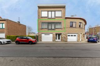 Immo Pické biedt U dit uiterst gunstig gelegen appartement aan in de onmiddellijk omgeving van winkels, openbaar vervoer, scholen en de belangrijkste verbindingswegen. Het appartement bestaat uit een inkomhal, een lichtrijke woonkamer met eetkamer, een keuken, een badkamer, een toilet en een slaapkamer. Daarnaast beschikt dit appartement over 2 kelders, een garage en een koer achter het gebouw. GEEN maandelijkse lasten.