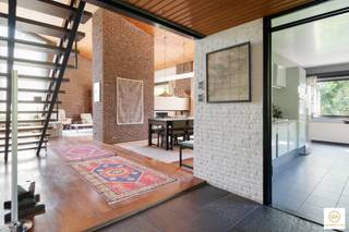 Laat u verrassen door deze zeldzame VINTAGE woning op een toplocatie in de Elsdonk. Geniet van een tot in de puntjes verzorgde, onderhouden woning...