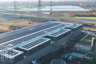 Très bien situé le long de l’E34 en direction de Gand, cet immeuble d’entreprise se compose de 1 680 m² d’espace d’entreposage, combinés à 585 m² de bureaux modernes. Le site bénéficie d’une situation stratégique à proximité immédiate du Ring d’Anvers et du port d’Anvers.<br /><br />L’entrepôt, séparé du reste du bâtiment, est équipé d’une porte sectionnelle, de lanterneaux avec exutoir de fumée et de panneaux solaires. Les bureaux lumineux, situés au premier étage, comprennent des espaces paysagers, des sanitaires et une terrasse. Il est également possible d’utiliser la salle de fitness. Des possibilités de stationnement avec bornes de recharge sont prévues devant le bâtiment, ainsi qu’un espace de manœuvre suffisant.<br /><br />Vous êtes intéressé(e) ou souhaitez obtenir davantage d’informations sur cette offre ? Contactez <strong>PANORAMA B2B</strong> pour plus d’informations, les plans ou pour organiser une visite sans engagement au <strong>0477 91 10 00.</strong>