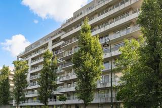 SINT-JAN-MOLENBEEK, wijk Machtens, in recent gebouw (2008), aangenaam appartement van ± 110 m² met terras van ± 17 m². Het is als volgt ingedeeld: inkomhal met vestiaire, woonkamer van ± 30 m², ingerichte Amerikaanse keuken, 2 slaapkamers (± 15 &amp; 11 m²) + bureau, badkamer, wasruimte en kelder (C-2/54). Binnenparking “P10” (+ 20.000 €) VERPLICHT. Vrij bij akte. Kosten: 175 €/maand (gemeenschappelijke kosten, syndicus, onderhoud, werken, verzekering). EPC: B-. Afmetingen ter indicatie.