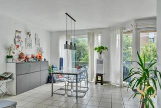 Op een ideale locatie in de wijk Broeck in Anderlecht, vlakbij Westland Shopping, op de 2e verdieping van een recent gebouw, bieden wij u dit prachtige appartement van 109 m² + terras. Het biedt: inkomhal, een grote, lichtrijke woonkamer (33 m²), een prachtig terras op het zuiden, een halfopen keuken en een wasruimte, drie slaapkamers (17 m², 9 m² en 9 m²), een doucheruimte met toilet, een badkamer en een apart toilet. Kelder. Twee parkeerplaatsen (25.000 € per plaats). EPC: E. Dit appartement zal u bekoren door zijn lichte karakter, de ruime woonkamer en het prachtige terras. Een bezichtiging is een must!