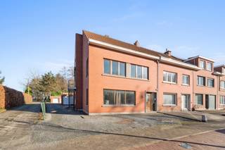 <br /><br />Te koop: Opbrengsteigendom te Kapelstraat 269, Temse, in een rustige residentiële omgeving.<br />Deze woning uit 1971 omvat twee instapklare appartementen, ideaal voor wie wil investeren in vastgoed met directe opbrengst. Beide appartementen hebben conforme elektriciteit en een gunstig EPC-label (B en C), waardoor er geen renovatieplicht geldt. De ligging in een aangename buurt maakt dit een aantrekkelijke keuze voor huurders én investeerders.<br /><br />Belangrijkste ruimtes:<br />• Woonkamer (35 m²) met veel lichtinval<br />• Keuken (10 m²) praktisch ingericht<br />• Slaapkamers (16 m²) comfortabel en ruim<br />• Badkamers (6 m²) functioneel<br />• Berging (3 m²) voor extra opslag<br />• Tweede appartement met woonkamer (25 m²), keuken (10 m²), slaapkamers (16 m²) en badkamer (6 m²)<br /><br />Troeven:<br />• Opbrengsteigendom met 2 instapklare appartementen<br />• Geen renovatieplicht, EPC: B én EPC: C<br />• Beide appartementen met conforme elektriciteit<br /><br />Neem vandaag nog contact op met je ERA-makelaar voor een bezoek.<br />JOUW DROOMOPBRENGSTEIGENDOM. ZO GEVONDEN!