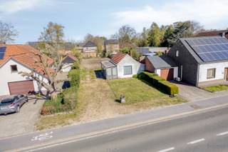 <strong>Bouwgrond voor halfopen bebouwing op perceel van 8a 20ca te koop in Balen (mogelijkheid tot 6% Btw bij sloop en heropbouw)</strong><br /><br />Gelegen op een goed bereikbare locatie in Balen, bevindt Soef 41 zich in een aangename woonomgeving met een vlotte verbinding naar het centrum en omliggende gemeenten. Winkels, scholen en openbaar vervoer bevinden zich op korte afstand. De groene omgeving zorgt bovendien voor een aangename woonkwaliteit en tal van recreatiemogelijkheden. Een ideale ligging voor wie rustig wil wonen met alle voorzieningen binnen handbereik.<br /><br />Specifieke bouwvoorschriften zijn er momenteel nog niet, aangezien de bestaande woning eerst moet worden gesloopt. Nadien kan er een nieuwe halfopen bebouwing worden gerealiseerd.<br />Wel zijn volgende zaken reeds bekend:<br />- Rooilijn op 7 m van de wegas<br />- Bouwlijn op 6 m van de rooilijn<br />- Bouwdiepte van 12 m<br />- Minimaal 3 m afstand te bewaren tot de linker perceelsgrens<br /><br />De verdere mogelijkheden kunnen besproken worden met de gemeente Balen.<br /><br />Ben je op zoek naar een uitzonderlijke opportuniteit om je droomwoning te realiseren met een enorm fiscaal voordeel?<br />Deze grond met te slopen woning biedt een unieke kans voor sloop en heropbouw aan het verlaagde btw-tarief van slechts 6% (onder voorwaarden). Dankzij deze regeling geniet je van een aanzienlijke besparing ten opzichte van het standaard btw-tarief van 21%, wat deze grond bijzonder interessant maakt. Zo kan je een aanzienlijk bedrag besparen.<br /><br />Consulteer voor meer informatie de website van Vlaanderen via https://www.vlaanderen.be/bouwen-wonen-en-energie/bouwen-en-verbouwen/btw-tarief-van-6-bij-renovatie-en-sloop-en-heropbouw-van-woningen<br /><br />De woning heeft een energielabel ‘F’ wat wil zeggen dat dit pand is onderworpen aan de renovatieverplichting van de Vlaamse overheid voor residentiële gebouwen behoudens sloop binnen 6 jaar na de aankoop. Consulteer voor meer informatie de website van het Vlaams Energie- en Klimaatagentschap via https://www.vlaanderen.be/een-huis-of-appartement-kopen/renovatieverplichting-voor-residentiele-gebouwen<br /><br />Spreekt deze opportuniteit jullie aan? Contacteer ons via info@bosmanvastgoed.be voor meer info. Wij helpen jullie graag verder!<br /> 