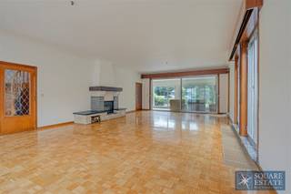 Square Estate biedt u deze ruime eengezinswoning aan, ideaal gelegen aan de Romeinsesteenweg. Deze woning met 3 gevels biedt veel ruimte en is als...