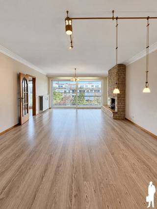 <p><span>Dit appartement aan Ter Rivierenlaan 17 biedt 115 m² woonruimte, drie slaapkamers en een terras.</span></p>
<ul>
<li><span>Lichtrijke woonkamer</span></li>
<li><span>3 slaapkamers</span></li>
<li><span>2 aparte toiletten</span></li>
<li><span>Terras</span></li>
<li><span>Inpandige garage, €150 per maand </span></li>
<li><span>EPC B</span></li>
</ul>