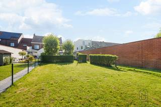 Te koop: Charmante gezinswoning met garage en uitweg in Deerlijk

In een rustige en goed bereikbare buurt in Deerlijk bevindt zich deze charmante woning met 3 slaapkamers, garage en praktische uitweg.

Wat maakt dit pand uniek?
Via de inkomhal kom je in de gezellige leefruimte, die aansluit op de eetplaats en keuken. De indeling zorgt voor een aangename flow en voldoende lichtinval. Daarnaast is er een praktische berging en directe toegang tot de garage. Op de verdieping bevinden zich drie volwaardige slaapkamers en een badkamer. De zolder biedt extra opbergruimte of kan verder ingericht worden naar eigen wens.

Buiten geniet je van een onderhoudsvriendelijke tuin met een achterliggende uitweg.

Voor wie is dit ideaal?
Ideaal voor mensen die op zoek zijn naar een praktische woning op een rustige maar centrale ligging.

Te koop via Immo Beguin, jouw vastgoedexpert sinds 2009, met kantoren in Ronse, Waregem, Kortrijk, Deinze, Doornik en Lessines.
Meer info of bezoek aanvragen via: arne@immobeguin.be