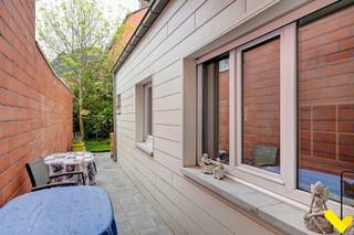 Mooie handelsruimte van 100 m² met aparte keuken.Kleine buitenruimte aanwezig.Ideaal voor vrij beroep zoals een kapperszaak of schoonheidssalon.Heb...