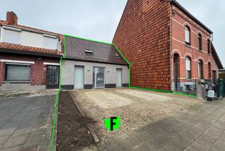 Ontdek deze gezellige woning in het hart van Izegem, ideaal voor wie op zoek is naar rust en comfort.Met twee ruime slaapkamers en een prachtige tuin...