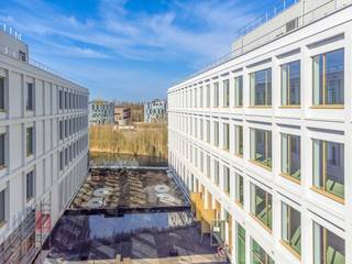 This 635 sqm office space is located on the first floor and is part of the high-quality ‘Atmos’ office complex, consisting of five BREEAM OUTSTANDING-certified buildings. These offices are ready to move in and are located in a green environment with a car-free courtyard. Thanks to the attention to architecture and functionality, these sustainable offices are the ideal environment for innovation and collaboration in Ghent. The offices are future-oriented and comply with upcoming strict European regulations, such as the EU taxonomy. The complex offers ample underground parking facilities, including charging stations, and a public car park under construction, with completion scheduled for January 2025.<br /><br />The building is strategically located on the R4 ring road around Ghent, just 4 minutes' drive from the E40 on-ramp and exit Sint-Denijs-Westrem and 7 minutes from the E17. Sint-Pieters station is 1.6 km away, which is an 8-minute bike ride or a 22-minute walk. In addition, a tram stop is just 900 metres away. The office building also offers excellent visibility from the R4, contributing to its prominent location.<br />Purchase of the offices is also possible.<br /><br /><br />For more information, the specifications or a no-obligation site visit, please contact PANORAMA B2B GENT KANTOREN on 09 225 09 02.