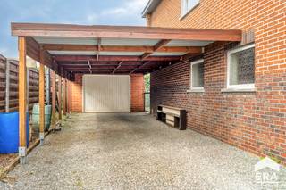 ichtrijke gezinswoning op 653m² te koop in Lommel!
<p><strong>Lommel-Centrum: Charmante en goed onderhouden gezinswoning (169m²) met 3 slaapkamers op 653m².</strong></p>
<p> </p>
<p>Deze mooie en goed verzorgde split-level woning werd gebouwd in 1965, biedt veel potentieel en dient deels gerenoveerd te worden.</p>
<p>Enkele troeven:</p>
<ul><li>Topligging
<ul><li>Op wandelafstand van Lommel-Centrum</li><li>Nabij verschillende scholen, winkels, openbaar vervoer, sportgelegenheden, ..</li><li>Op ca. 10 minuten van de Nederlandse grens en op ca. 30 minuten van o.a. Eindhoven</li></ul>
</li><li>Mooi aangelegd en onderhouden perceel van 653m² met terras, tuinhuis en W-oriëntatie</li><li>3 slaapkamers (waarvan 1 kinderkamer)</li><li>PCV ramen met dubbel glas in leefruimtes</li><li>Conforme elektrische installatie</li><li>Lichtrijke ruimtes</li><li>Inpandige en ruime vrijstaande garage aanwezig</li><li>Ruime kelderverdieping</li></ul>
<p>Indeling: plannen in bijlagen.</p>