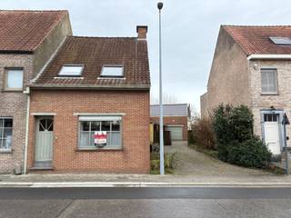 In het hart van Beveren-Leie vinden we deze charmante halfopen woning met uitzonderlijk magazijn, ideaal voor wie wonen en werken wil combineren...