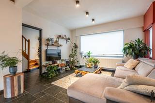 <strong>Charmante gerenoveerde gezinswoning</strong> te huur in het centrum van <strong>Hoogstraten.</strong><br /><br />Op een uitstekende locatie in Hoogstraten bevindt zich deze gerenoveerde en instapklare gezinswoning.<br /><br /><strong>De woning is als volgt ingedeeld:</strong><br />-inkom<br />-leefruimte met open keuken<br />-wasplaats<br />-toilet<br />-kelder<br /><br /><strong>1e verdieping:</strong><br />-2 ruime slaapkamers<br />--badkamer<br />-dressing<br />-bergzolder<br /><br />Laadpunt voor elektrische wagen aanwezig.<br />Buiten kan u genieten van een gezellige buitenruimte met tuinberging.<br /><br />De ligging is een absolute troef: winkels, horeca, scholen en openbaar vervoer bevinden zich op wandelafstand.