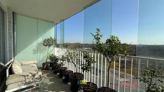 <p>MODERN APPARTEMENT MET PANORAMISCH UITZICHT IN ANTWERPEN</p><p>Dit stijlvolle appartement van 77m² bevindt zich in een modern gebouw in Antwerpen en biedt alles wat u nodig heeft voor comfortabel stadswonen. Het pand is gelegen in een recent nieuwbouwcomplex met een uitstekende ligging.</p><p>Het appartement bestaat uit twee slaapkamers, een volledig uitgeruste badkamer en een open leefruimte met keuken. De wooneenheid beschikt over een moderne keuken met voldoende kasten en ingebouwde elektrische apparatuur. De open indeling creëert een naadloze flow tussen de keuken, eet- en woonruimte.</p><p>Een groot hoogtepunt van dit appartement is het panoramisch uitzicht over Antwerpen. Het grote raam trekt veel natuurlijk licht naar binnen en biedt expansieve stadsperspectieven. Het terras is een extra bonus, ideaal om van het uitzicht te genieten en te ontspannen in alle seizoenen.</p><p>De badkamer is modern afgewerkt met witte tegels, een bad met douche en een wastafel met opbergruimte. Verder is er een aparte wasberging voorzien.</p><p>Het gebouw zelf biedt gemeenschappelijke faciliteiten en bevindt zich op loopafstand van voorzieningen, openbaar vervoer en de aantrekkingen van Antwerpen.</p><p>Ondergrondse staanplaats verplicht mee aan te kopen aan €20.000, kelderberging incl. de prijs.</p><p>Dit appartement is perfect voor starters, professionals of iedereen die van stadsleven houdt zonder in te boeten op comfort en moderne voorzieningen.</p><p>Benieuwd? Maak snel uw afspaark op www.immodelaet.be of op 036440088<br /> </p>