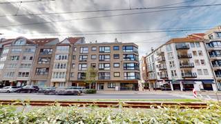 Deze gezellige studio is centraal gelegen in de Nicolas Mengelaan, op wandelafstand van de zeedijk en het winkelcentrum. De studio beschikt over een aangename leefruimte, een afzonderlijke keuken en een badkamer met lavabo, douche en toilet. Daarnaast beschikt de studio over een priveberging in de kelderverdieping, ideaal voor extra opslagruimte.