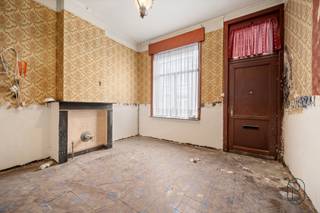 Deze te renoveren woning ligt in het centrum van Ronse, op 5 minuten van scholen en openbaar vervoer.INDELING: zithoek en eetruimte, keuken, koer met...