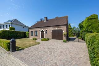 Bent u op zoek naar een instapklare woning in alle rust, met veel ruimte en comfort? Ontdek deze charmante vrijstaande woning, gelegen op een...