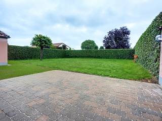 Gelegen in een rustige straat, dicht bij transportverbindingen en de E411 (afrit 3), aangenaam huis in zeer goede staat, op +/- 9 are grond. Woon- en eetkamer met bureau +/- 55m², volledig ingerichte keuken met ontbijthoek, 4 slaapkamers, badkamer, douchekamer, bureau, garage voor 2 wagens, bijkeuken, opslagkelder, verwarmingsketel op gas. EPC : 280 kWh/m²/an = C. Nu beschikbaar. De informatie en oppervlakte worden louter ter informatie gegeven en zijn niet contractueel bindend.