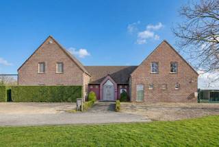 Ce bureau de représentation à vendre est situé à un endroit stratégique à Sint-Martens-Latem. Avec un terrain spacieux et une superficie totale...