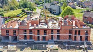 BEZOEK HET PENTHOUSE na afspraak <br />De werken zijn in uitvoering - oplevering 4/2027 - REEDS 80% VERKOCHT.<br />6% BTW mogelijk voor eigen enige woonst of verhuur (onder voorwaarden).<br />Penthouse van 152m² met zeer ruim zuiderterras van 30m² in het stijlvolle nieuwbouwproject ‘Hof ter Hooghe’ op de 2de verdieping met lift.<br />Zeer energiezuinig BEN-appartement (Bijna Energie Neutral) met warmtepomp geothermisch met vloerverwarming + vloerkoeling (geothermisch = grondboringen met grondwarmte = de meest energiezuinige verwarming) + zonnepanelen.<br />Op een uniek zuid gericht perceel van 27 are met mooie aangelegde tuin met 16 nieuwe loofbomen.<br />Gunstig gelegen in het centrum van Schriek, nabij de grens met Keerbergen, op wandelafstand van winkels, diensten, scholen, ontspanning en openbaar vervoer.<br />Omvat: inkomhal, wc, living 59m² met open volledig ingerichte keuken, wasplaats-berging, 2 bad-of douchekamer, 3 slaapkamers.<br />Het project is tevens voorzien van een ruime gemeenschappelijke fietsenberging op het gelijkvloers, ondergrondse garageboxen en autostaanplaatsen, privé kelders, en een vuilnisberging in bijgebouw in achtertuin.<br />Verkoop BTW-stelsel - aankopen aan 6% BTW mogelijk onder voorwaarden op constructiewaarde - grondwaarde 12% registratie.<br />Stedenbouw info: omgevingsvergunning uitgereikt bouwen 13 appartementen - woongebied - niet gelegen in verkaveling - geen voorkooprecht ruimtelijke ordening - geen rechterlijke herstelmaatregel of bestuurlijke maatregel opgelegd - niet overstromingsgevoelig.