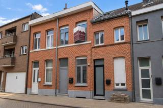 Op zoek naar een gezellige en praktisch ingedeelde woning op een uitstekende locatie in Temse? Deze charmante woning in de Philemon Haumanstraat 112 combineert comfort, ruimte en een bijzonder gunstige ligging, en vormt daarmee een ideale thuis voor starters, koppels of gezinnen.<br /><br />Bij het binnenkomen wordt u verwelkomd in de inkomhal, die toegang biedt tot de moderne keuken, eetplaats en lichtrijke leefruimte. De leefruimte geniet dankzij de lichtkoepel van een aangename natuurlijke lichtinval en vormt de ideale plek om gezellig samen te komen of heerlijk te ontspannen. De moderne keuken is voorzien van de nodige toestellen en biedt alles wat u nodig heeft voor dagelijks comfort. Aansluitend aan de leefruimte bevindt zich bovendien een extra bergruimte met aansluiting voor de wasmachine, een praktische troef die zorgt voor extra opberggemak.<br /><br />Op de eerste verdieping bevinden zich twee ruime slaapkamers en een badkamer met ligbad/douche, lavabo en toilet. Via een vaste trap bereikt u de open zolderverdieping. Deze ruime zolder biedt heel wat mogelijkheden en kan perfect dienstdoen als volwaardige derde slaapkamer, hobbyruimte of thuiskantoor.<br /><br />Ook aan bergruimte is geen gebrek: de woning beschikt over een kelderruimte, ideaal voor het stockeren van voorraad en allerhande spullen.<br /><br />Een bijkomende troef van deze woning is het energiezuinige karakter. De woning beschikt over een EPC-label C, een mooie meerwaarde voor wie vandaag op zoek is naar een woning waar comfort en energie-efficiëntie hand in hand gaan.<br /><br />De ligging is zonder twijfel één van de grootste troeven. De woning bevindt zich in het hartje van Temse, op korte afstand van winkels, scholen, horeca, openbaar vervoer en andere dagelijkse voorzieningen. Ook het station van Temse bevindt zich op wandelafstand, terwijl belangrijke verbindingswegen vlot bereikbaar zijn.<br /><br />Kortom: een charmante en praktisch ingedeelde woning met drie slaapkamers, voldoende bergruimte en een uitstekende ligging in het centrum van Temse. Een ideale opportuniteit voor wie op zoek is naar een eerste eigen woning, een gezellige thuis voor het gezin of een interessante investering.