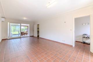 Ontdek deze op te frissen gezinswoning met ruime tuin gelegen te Hemelrijkstraat 18 in Beerse. De woning bevindt zich op een rustige locatie op wandelafstand van het centrum en alle nodige voorzieningen. Binnenin beschikt de woning over 3 slaapkamers en een vaste trap naar de zolder die verdere mogelijkheden biedt voor afwerking. Buiten geniet u van voldoende parkeermogelijkheid, een carport en een gezellige tuin. <br /><br />Indeling: <br />Gelijkvloers:<br />- Inkomhal<br />- Gastentoilet<br />- Leefruimte<br />- Keuken<br />- Veranda met zicht op de tuin<br />- Nachthal<br />- Slaapkamer 1<br />- Slaapkamer 2<br />- Slaapkamer 3<br />- Badkamer<br />- Traphal met vaste trap naar de zolder<br /><br />Verdieping: <br />- 2 ruimtes die ingericht kunnen worden als slaapkamer of hobbykamer<br /><br />Bijzonderheden: <br />- Gunstige EPC<br />- Zonnepanelen + thuisbatterij 10kWh<br />- 2020: nieuwe ramen<br />- 2020: nieuwe warmwaterboiler<br />- 2020: vloerisolatie geplaatst<br /><br />Mis deze kans niet en plan een bezoek in!<br /><br />0497 27 14 64<br />camilla@albert.immo<br />www.albert.immo<br /><br />Bij Albert kom je thuis!<br /><br />Voor alle foto's en interactieve plannen verwijzen wij naar onze website: www.albert.immo