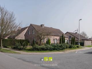 <span><strong>KARAKTERVOLLE VRIJSTAANDE WONING MET 4 SLAAPKAMERS OP EEN MOOI HOEKPERCEEL VAN 5A30CA TE MAASEIK<br /><br />TROEVEN<br /></strong>- Gelegen dichtbij het gezellige centrum van Maaseik.<br />- Rustige en kindvriendelijke woonomgeving. <br />- Zeer goed onderhouden woning.<br />- Ruime woning met een bewoonbare oppervlakte van 195 m². <br />- EPC-D: Geen renovatieverplichting.<br />- Doucheruimte op het gelijkvloers! <br />- Volledig onderkelderd. <br />- Beklinkerde oprit naar de inpandige garage.<br />- Aangelegde en omheinde tuin. <strong><br /></strong><strong><br />KELDERVERDIEPING -01<br /></strong>- Traphal (5,60 x 2,30m = 12,88m²): trap naar het gelijkvloers, tegelvloer. <strong><br /></strong>- Kelderruimte 1 (4,50 x 7,15m = 32,18m²): betonvloer. <br />- Kelderruimte 2 (4,20 x 5,60m = 23,52m²): betonvloer. <br />- Kelderruimte 3 (4,00 x 5,20m = 20,80m²): betonvloer. <br />- Kelderruimte 4 (2,60 x 3,60m = 9,36m²): Cv-ruimte, betonvloer. <strong><br /><br />GELIJKVLOERS 00<br /></strong>- Inkomhal (1,80m x 5,60m = 10,08m²): tegelvloer. <br />- Traphal (1,00m x 1,00m = 1,00 m²): trap naar verdieping 1, tegelvloer.<br />- Hal (1,00m x 5,40m = 5,40 m²): trap naar de kelder, tegelvloer.<br />- Woonkamer (4,50m x 7,10m = 31,95m²): houthaard met TV-wand, laminaat. </span><br /><span>- Keuken (4,30m x 4,40m = 18,92m²): geïnstalleerde keuken met onderkasten, bovenkasten, dubbele spoelbak, oven, keramische kookplaat, dampkap, koelkast met vriesvak, betegelde achterwand, schuifraam naar het terras, tegelvloer. </span><br /><span>- Toilet (1,50m x 0,85m = 1,28m²): hangtoilet, wandbetegeling, tegelvloer. <br /></span>- Doucheruimte <span>((4,00m x 1,60m) + (1,00m x 2,20m) = 8,60m²)</span> <span>: enkele lavabo met onderkasten, spiegelkasten; inbouwkasten, inloopdouche, wandbetegeling, tegelvloer. </span><br /><span>- Berging (4,40m x 1,55m = 6,82m²): inbouwkasten, tegelvloer.</span><br /><span>- Inpandige garage (4,00m x 5,30m = 21,20m²): inbouwkasten, deur naar de tuin, automatische poort, uitgietbak, luik naar de kelder, aansluiting wasmachine/droogkast, tegelvloer. </span><br /><br /><span><strong>VERDIEPING</strong> <strong>+01 </strong></span><br /><span>- Overloop (2,70m x 5,60m = 15,12m²): trap naar het gelijkvloers, tegelvloer.<br />- Badkamer (4,00m x 3,00m = 12,00m²): badmeubel met dubbele lavabo, onderkasten, kolomkasten; ligbad, hangtoilet, wandbetegeling, tegelvloer. <br />- Slaapkamer 1/Berging (4,00m x 3,00m = 12,00m²): laminaat. <br />- Slaapkamer 2 (2,30m x 5,60m = 12,88m²): velux, laminaat. <br />- Slaapkamer 3 (4,50m x 3,00m = 13,50m²): inbouwkasten, laminaat. <br />- Slaapkamer 4 (5,70m x 3,00m = 17,10m²): laminaat.<br />- Berging/dressing (4,40m x 1,55m = 6,82m²): inbouwkasten, tegelvloer. <br /></span><br /><span><strong>EXTERIEUR</strong></span><br /><span>- Overdekt terras (3,60m x 10,00m = 36,00m²): beklinkerd. <strong><br /></strong>- Aangelegde en omheinde tuin. <br />- Tuinhuis (3,60m x 10,00m = 36,00m²): met overkapping (3,60m x 10,00m = 36,00m²). <br /><br />Bekijkt u deze advertentie via een aanverwante vastgoedsite, surf dan zeker naar onze website <strong>www.N78vastgoed.be</strong> voor een uitgebreide beschrijving en foto's. <strong>Meer info: +32 (0)89 86 18 88 of info@N78vastgoed.be.</strong></span>