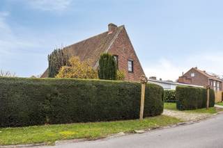 Goed onderhouden, rustig gelegen open bebouwing op een perceel van 556 m². Indeling: inkom, apart toilet met lavabo, zonnige living met houtcassette, ingericht open keuken (nieuw), grote koele berging, ruime garage met nieuwe sectionale poort, droge kelder. Verdieping: 3 slaapkamers en een ruime badkamer voorzien van ligbad, lavabo en toilet. 2 bergruimtes aan de zijkant onder het schuine dak. Aangelegde, zuid-oost geörienteerde tuin met tuinhuis. Cv ketel 10 jaar terug vernieuwd.