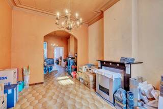 <p>Voor meer info of een bezoek, bel 053 59 49 33 - Ontdek deze <strong>ruime opbrengsteigendom</strong> bestaande uit <strong>twee duplexappartementen</strong>, ideaal als investering. Op het gelijkvloers en de eerste verdieping bevindt zich een <strong>eerste duplex</strong> met een lichtrijke woonkamer (16 m²), een gezellige eetkamer (14 m²) en een keuken van 10 m² die nog naar eigen smaak ingericht kan worden. Verder zijn er <strong>twee mooie slaapkamers</strong> van respectievelijk 22 m² en 14 m², een doucheruimte, een apart toilet en een aangename binnenplaats.</p><p><strong>De tweede duplex</strong>, gelegen op de tweede en derde verdieping, beschikt over een ruime woonkamer van 22 m² en een ingerichte keuken van 14 m². Hier vind je eveneens <strong>twee slaapkamers</strong> (13 m² en 10 m²), een doucheruimte van 9 m², een apart toilet en een grote inrichtbare zolder van maar liefst 40 m², die tal van mogelijkheden biedt. Daarnaast beschikt het pand over kelders over de volledige oppervlakte, wat zorgt voor extra bergruimte. De woning is uitgerust met <strong>PVC-ramen met dubbele beglazing</strong> en wordt verwarmd via gasconvectoren. </p><p>Het energieprestatiecertificaat bedraagt EPC-label (G) en de elektriciteit is niet conform, wat renovatiewerken noodzakelijk maakt maar tegelijk de kans biedt om het pand volledig naar eigen wensen te moderniseren.</p><p>Een eigendom met <strong>veel potentieel</strong> op een interessante ligging!</p>