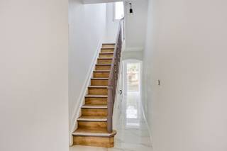 Immo DAVID stelt voor: gerenoveerde gezinswoning met zuidgerichte tuin in Drogenbos — EPC BDeze volledig gerenoveerde gesloten bebouwing in Drogenbos...