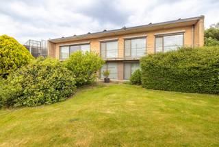 Polyvalente open bebouwing in agrarisch gebied. Deze riante woning ligt op een mooi perceel van meer dan 7200 m². De huidige bedrijfswoning kan eventueel worden omgevormd tot gezinswoning en biedt mogelijkheden voor co-housing, zorgwonen, praktijk, ... Deze ruime woning heeft volgende indeling:<br />Gelijkvloers – bureau, berging, dubbele garage en diverse multifunctionele ruimtes (+ 380 m²). <br />Bovenverdieping (in 2021 vernieuwd) – overloop, toilet, ruime en lichtrijke woonkamer met mooi panorama, hyper-geïnstalleerde open keuken, ruime eetplaats, veranda, ruime en comfortabele badkamer, wasplaats (WM/DK) en 4 ruime slaapkamers. Het terras biedt een ideaal zicht op de grote, groene zone achter de woning.<br />Kenmerken:<br />recente renovatie (2021)<br />keuken met merktoestellen <br />vloerverwarming met luchtverversing <br />airco (warm/koud)<br />elektrische warmtepomp<br />inbouwhaard met natuurlijke ventilatie<br />stil alarm en videofonie<br />44 zonnepanelen<br />asbestveilig<br />De 2 naastgelegen, multifunctionele bergingen hebben een totale grootte van 904 m². <br />Kenmerken:<br />poorten 4,2 m vrije hoogte<br />interieur 5,6 m hoog<br />7 zonnepanelen<br />Het naastgelegen weiland is een leuke plek voor paarden, kleinvee, tuinieren, .... <br />Deze woning mengt hedendaags comfort met riante woonruimtes. <br />Bekijk ze nu reeds via onze virtuele 360°-tour op www.avantivastgoed.be.<br />Benieuwd of deze polyvalente woning iets voor u kan zijn? 0479 01 00 00 of info@avantivastgoed.be