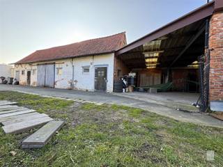 <p>Unieke renovatie- of bouw opportuniteit op een mooi perceel van ca. 1596 m² in Sint-Gillis-Waas!</p><p>Bent u op zoek naar een groot perceel met tal van mogelijkheden? Dan is deze eigendom precies wat u zoekt.</p><p>Gelegen op een perceel van ca. 1.596 m², met een gemiddelde breedte van ca. 29 meter, biedt deze eigendom verschillende opportuniteiten.  </p><p>Momenteel bevindt zich op het terrein een oud landhuis met twee grote stallingen, ideaal voor wie een renovatieproject wil aangaan of een volledig nieuwe woonst wenst te bouwen aan het gunsttarief van 6% BTW.</p><p>Dankzij de uitstekende verbinding met de E34 Knokke-Antwerpen geniet deze locatie een zeer goede bereikbaarheid.  </p><p><strong><u>Mogelijkheden</u></strong>:<br />- Renoveren of nieuw bouwen aan het gunsttarief van 6% BTW (mits voldaan wordt aan de voorwaarden).  <br />- Mogelijkheid tot verkaveling in twee of meer percelen (onder voorbehoud van een omgevingsvergunning).  <br />- Grote stallingen, ideaal als opslagruimte voor een kleine zelfstandige of als recreatieve ruimte voor de gevorderde hobyist of oldtimer liefhebber…</p><p>U voelt het aan alles, dit is een unieke kans voor zowel particulieren als investeerders. </p><p>Wees er snel bij en plan vandaag nog jouw bezoek in!</p>