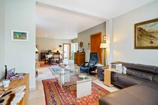 Goed onderhouden woning met praktijkruimte, sauna en zwembad op ca. 450 m².Indeling en omschrijving:Deze goed onderhouden woning combineert...