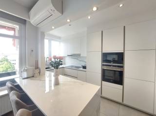 Gerenoveerd appartement met 2 slpk en terras.Het appartement op de 4de verdieping is rustig gelegen en vlakbij scholen, openbaar vervoer, winkels (...