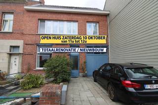 OPEN HUIS ZATERDAG 10 OKTOBER van 11u tot 12u ! VOLLEDIG TE RENOVEREN WONING MET PARKEERGELEGENHEID ! Nota: Indien u een krediet dient aan te gaan, raden wij u aan om goed vooraf te informeren bij uw bankinstelling aangezien het hier om een zeer groot renovatieproject gaat. Met maar liefst mogelijkheid tot het parkeren / stallen van 4 tot 5 wagens is dit op zich al een uniek eigendom. Gunstig gelegen, in een éénrichtingsstraatje met weinig verkeer, op 200 meter van het station, vlakbij scholen en de winkelstraten... Heb je twee rechterhanden (of heb je een netwerk van handige harry's ; )) en wil je graag een woning volledig naar je eigen smaak renoveren? Nog beter, dan bent u hier helemaal aan het juiste adres. Deze charmante, VOLLEDIG TE RENOVEREN (ook het DAK!), ruime woning heeft dus vele troeven: de parkeergelegenheid, de ruimte, de grote zuidwest gerichte tuin, de hoge plafonds.... De garage (hoogte plafond = 3,5 m) is ook ideaal voor het stallen van hogere voertuigen. Het dak dient ook vernieuwd te worden. Voor de volledige indeling van de woning verwijzen we u graag naar de plannen op www.bols.be. Renovatieverplichting van toepassing: Interessante info: https://www.vlaanderen.be/een-huis-of-appartement-kopen/renovatieverplichting-voor-residentiele-gebouwen - https://www.vlaanderen.be/premies-voor-renovatie/mijn-verbouwpremie - https://www.turnhout.be/subsidies-milieubesparende-maatregelen. Niet gelegen in een overstromingsgebied. P-score: A - G-score: A. Geen erfgoed. Voor meer inlichtingen kan u ons steeds contacteren.