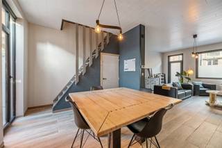 In het centrum van Meerhout presenteren wij deze perfect onderhouden en gerenoveerde halfopen bebouwing. Dankzij het EPC-label C, een...