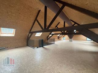 Unieke kantoorruimte van 375 m² te huur in een authentieke hoevestijl. De locatie is strategisch gelegen in Sint-Amandsberg en vlakbij de R4, wat zorgt voor een uitstekende bereikbaarheid. Op slechts 150 meter bevindt zich een bushalte, waardoor het gebouw ook vlot bereikbaar is met het openbaar vervoer.<br /><br />De ruimte bestaat uit 290 m² kantoorruimte aangevuld met 85 m² gemeenschappelijke ruimte. Deze casco kantoorruimte biedt de ideale basis om volledig naar eigen wens en noden in te richten. Dankzij de vele raampartijen geniet het kantoor van veel natuurlijk licht en een aangename werksfeer. De kantoorruimte wordt nog verder afgewerkt met basisverlichting, tapijttegels en kabelgoten in functie van de bedrijfsvoering. Verder bevindt de site zich in een rustige, groene buitenomgeving en zijn er 6 private parkeerplaatsen die bij te huren zijn.<br /><br />Voor meer informatie, plannen of een vrijblijvend plaatsbezoek, contacteer PANORAMA B2B GENT KANTOREN op het nummer 0477 39 30.