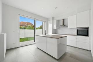 <p><span>Totalement dans</span></p><p><span>Dans Province Street, vous habitez dans une rue où le stationnement est abondant, à proximité d'une aire de jeux, avec vue sur les jardins et la verdure environnants. La maison haute de plafond vient d'être entièrement rénovée avec un permis d'urbanisme. L'installation d'une épaisse couche d'isolation, de triple vitrage, d'une chaudière à condensation, d'un système de ventilation C et de panneaux solaires a permis d'obtenir le label EPC A, avec une consommation de 93 kWh/m²/an. En termes de style, des contrastes neutres ont été utilisés dans cette maison entièrement peinte : fenêtres en PVC noires (blanches à l'intérieur), escaliers authentiques peints en blanc, grandes dalles de sol grises (120 x 60 cm), portes intérieures finies, etc. L'espace de vie avec cuisine ouverte (Ikea) bénéficie d'une lumière abondante grâce à une fenêtre coulissante donnant sur le jardin bien orienté (terrasse + gazon). La cuisine sans poignées se distingue par ses armoires jusqu'au plafond, un dosseret résistant à l'eau, de nombreux tiroirs de rangement, un îlot et un ensemble d'appareils de qualité : plaque de cuisson à induction, four combiné, lave-vaisselle et réfrigérateur. Les espaces de rangement sont nombreux, sous la forme d'un local technique/buanderie au rez-de-chaussée et d'une cave sèche et bien ventilée. Dans la salle de bains, les murs sont carrelés jusqu'au plafond et accueillent une douche à l'italienne avec fonction pluie, une baignoire en acrylique, un meuble à double vasque avec miroir et un WC suspendu avec niche. Dans les trois chambres confortables, le sol stratifié est doté d'une sous-couche acoustique. L'eau de pluie et les eaux usées ont déjà été séparées dans la maison. Des installations supplémentaires sont disponibles pour l'installation de panneaux solaires et d'une batterie domestique.</span></p><p><span> </span></p>