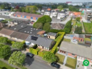 Bijzonder aangenaam gelegen (in doodlopende, residentiële straat) halfopen bebouwing op 443 m² grond met een dubbele garage, achteraan bereikbaar via gemeenschappelijke weg. Dit op een uiterst gunstige ligging, dichtbij de E403, Roeselare en Izegem centrum (op wandelafstand van de dorpskern van Rumbeke)<br /><br />Alles bevindt zich op gelijkvloerse verdieping. Voortuin is afgescheiden door haag, ook langszij en achteraan heeft de tuin heel wat privacy. <br />De woning bestaat uit een inkom met toilet - living met een inbouwcassette/haardelemement - ruime keuken met annex bureauhoek uitkijkend op de tuin - 2 slaapkamers (ruime slaapkamer en diepe kamer) - badkamer (douche, wastafel) - berging. <br /><br />Achteraan de tuin is er een bijgebouw waar een werkplaatste 15 m² zit en een ruime garage die plaats kan bieden aan 2 wagens. <br /><br />Troeven:<br />- Gunstige ligging<br />- Geen renovatieverplichting (EPC: D)<br />- Veel berg-/werkruimte (garage en bijruimte)<br />- Goedgekeurd attest elektriciteit aanwezig <br /><br />Contacteer ons op de 0493/401330 of louis@vastgoedsinnaeve.be voor meer info! <br /><br />Een bezoekmoment kan ingepland worden vanaf woensdag 6/05 tussen 17u en 18u30. Inschrijven is verplicht.